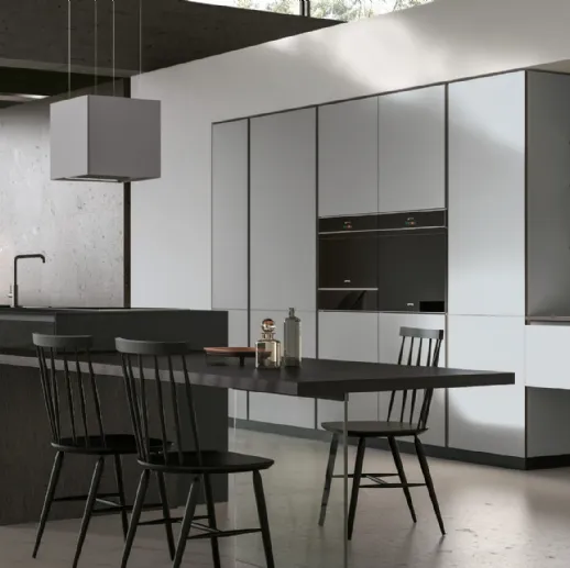 Cucina Moderna con isola Aliant v07 in Neolith Basalt Black Satin e Vetro opaco Platino con Piano snack in Rovere Dark con gambone in vetro di Stosa