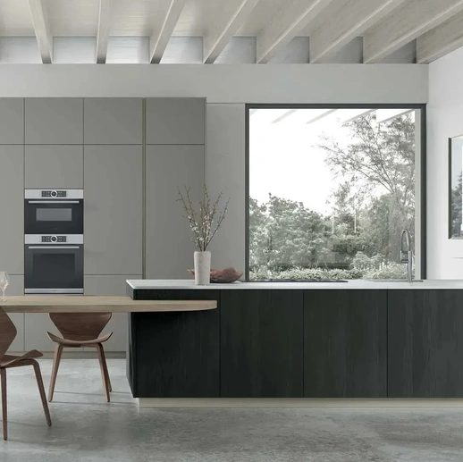 Cucina Moderna in Pet Grigio Fumo con penisola in Larice Noir Metropolis 15 di Stosa