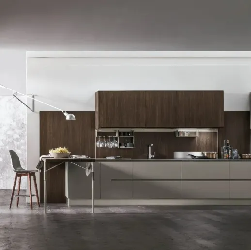 Cucina Moderna con isola Aliant v11 in vetro opaco Grigio Luna e top in Fenix Grigio di Stosa